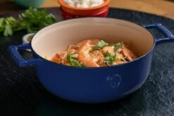 Saveur Selects Hapjespan Voyage - Classic Blue - ø 25 Cm / 3.3 Liter - Geëmailleerde Anti-aanbaklaag -Keukengerei Korting Winkel 1 2 11 scaled 1