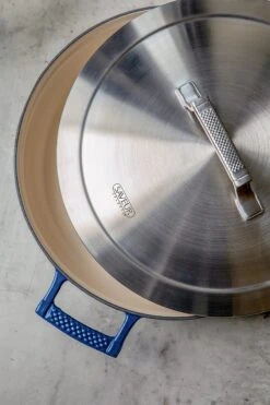 Saveur Selects Hapjespan Voyage - Classic Blue - ø 30 Cm / 4.2 Liter - Geëmailleerde Anti-aanbaklaag -Keukengerei Korting Winkel 1 3 13 scaled 1