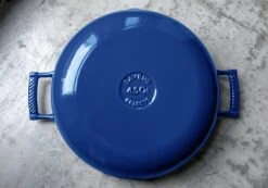 Saveur Selects Hapjespan Voyage - Classic Blue - ø 30 Cm / 4.2 Liter - Geëmailleerde Anti-aanbaklaag -Keukengerei Korting Winkel 1 5 13 scaled 1