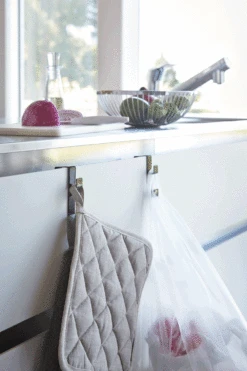 Yamazaki Handdoekhaak Tower Zwart -Keukengerei Korting Winkel 2783 TOWER UNDER SINK HOOK BK 02 1000x