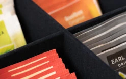 Sakura Tea Theedoos - Hout - 6-vaks - Met Fluweel - 24 X 16 Cm 11 Sakura Tea Theedoos - Hout - 6-vaks - Met Fluweel - 24 X 16 Cm -Keukengerei Korting Winkel 4 detail 6 en 9 8