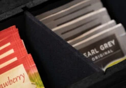 Sakura Tea Theedoos - Zwart - 6-vaks - Met Fluweel - 43 X 9 Cm 12 Sakura Tea Theedoos - Zwart - 6-vaks - Met Fluweel - 43 X 9 Cm -Keukengerei Korting Winkel 5 detail 6 lang zwart 1