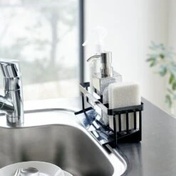 Yamazaki Gootsteenorganiser Tower Zwart 10 Yamazaki Gootsteenorganiser Tower Zwart -Keukengerei Korting Winkel 5017TOWERSPONGEANDBOTTLEHOLDERWITHDRAINERBK 3 1000x