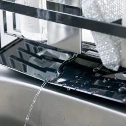 Yamazaki Gootsteenorganiser Tower Zwart 12 Yamazaki Gootsteenorganiser Tower Zwart -Keukengerei Korting Winkel 5017TOWERSPONGEANDBOTTLEHOLDERWITHDRAINERBK 7 1000x