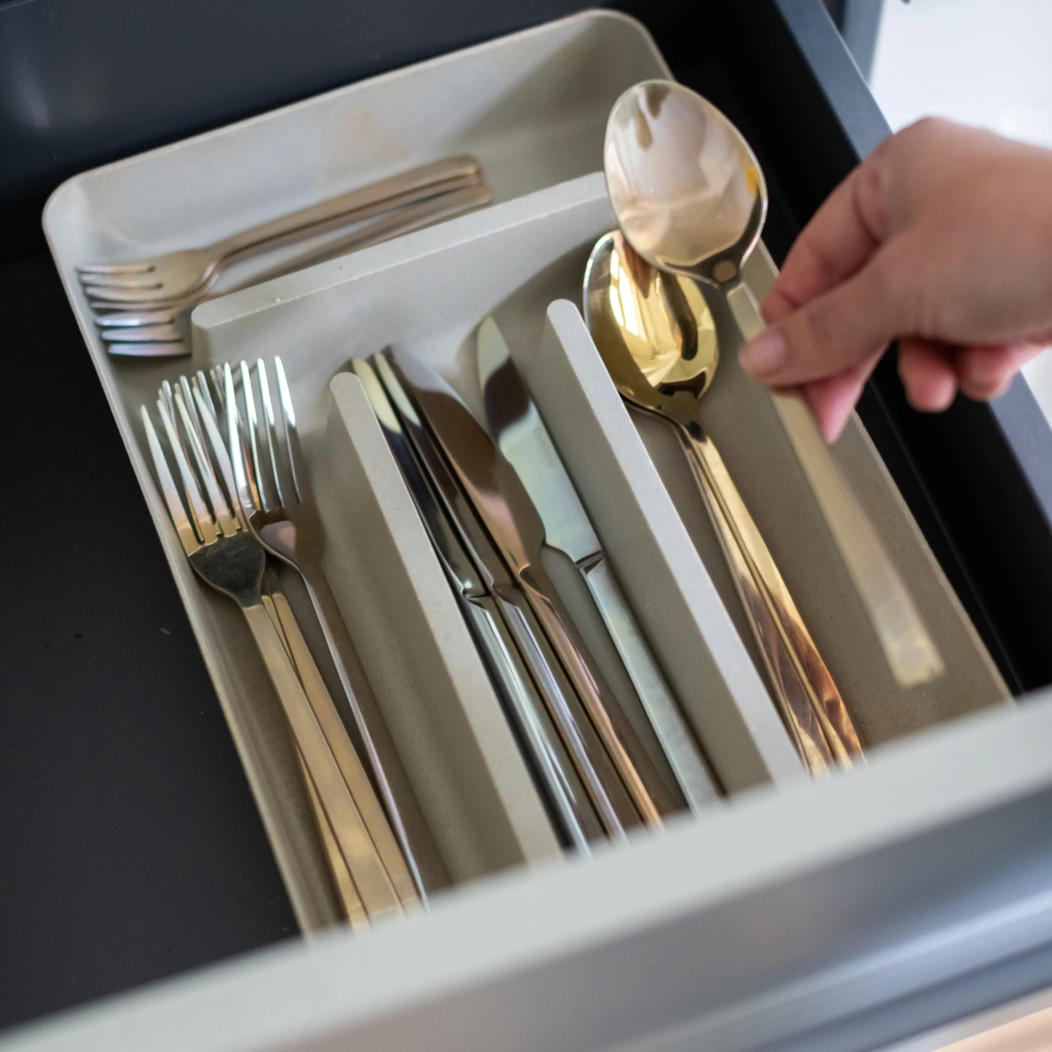 Koziol Bestekbak Rio 4-Vaks 32 X 21 Cm 4 Koziol Bestekbak Rio 4-Vaks 32 X 21 Cm - Afbeelding 2