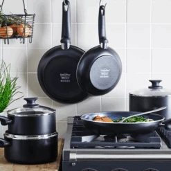 GreenPan Hapjespan Met Deksel - Cambridge - Infinity Black - ø 24 Cm / 3.1 Liter - Keramische Anti-aanbaklaag -Keukengerei Korting Winkel 7b23e8eb285d1d6fbac8094cba95ce2d82df7107 GP CAM BA Bd KitchenSetting Lifestyle a5B15D