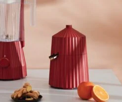Alessi Citruspers Plissé - Elektrisch - Rood - Michele De Lucchi - MDL07 R 10 Alessi Citruspers Plissé - Elektrisch - Rood - Michele De Lucchi - MDL07 R -Keukengerei Korting Winkel Alessi Citruspers sfeer1