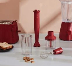 Alessi Staafmixer Set Plissé - Rood - Michele De Lucchi - MDL10S R 17 Alessi Staafmixer Set Plissé - Rood - Michele De Lucchi - MDL10S R -Keukengerei Korting Winkel Alessi Staafmixer sfeer1
