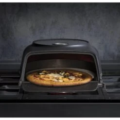 Fernus & Friends Pizza Oven - Voor Fornuis - Black Matted - Voor ø 26 Cm Pizza's 12 Fernus & Friends Pizza Oven - Voor Fornuis - Black Matted - Voor ø 26 Cm Pizza's -Keukengerei Korting Winkel Fernus Zwart Voorkant sfeer