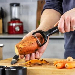 KitchenAid Dunschiller Classic 18 Cm - Zwart 9 KitchenAid Dunschiller Classic 18 Cm - Zwart -Keukengerei Korting Winkel KitchenAid obierak do ziemniakow CLASSIC Onyx Black KCG145OHOBE 5057982065904