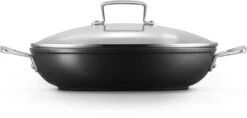 Le Creuset Hapjespan Met Deksel - Les Forgées TNS - ø 28 Cm / 3.2 Liter - Standaard Anti-aanbaklaag -Keukengerei Korting Winkel LC 20190624 ZS PS FS 51107280010502 003