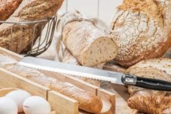 Laguiole Style De Vie Broodmes Zwart Met Stokbroodplank -Keukengerei Korting Winkel Laguiole broodmes met stokbroodplank zwart sf gr 6