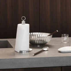 Georg Jensen Saladebestek Bernadotte - Black Oak 5 Georg Jensen Saladebestek Bernadotte - Black Oak -Keukengerei Korting Winkel OnModel GJ AW20 HOME BERNADOTTE KITCHENROLLHOLDER 1200x1200