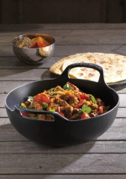 Le Creuset Wokpan / Balti Dish - Mat Zwart - ø 24 Cm / 2.7 Liter - Geëmailleerde Anti-aanbaklaag -Keukengerei Korting Winkel RS8547 RS4394 Lamb Balti Cast Iron Balti Dish 24cm scr 1
