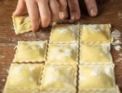 Marcato Ravioli Maker Met Deegroller - 48 Vaks - 2.5 X 2.5 Cm -Keukengerei Korting Winkel Screenshot 2 3