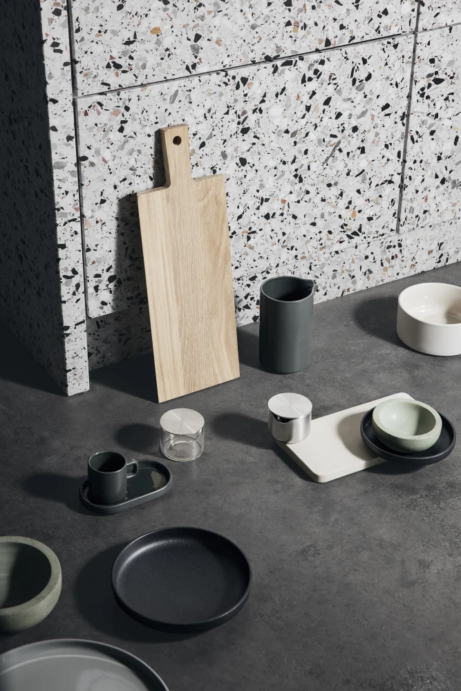 Blomus Schenkkan Pilare - Mirage Grey - 1 Liter 7 Blomus Schenkkan Pilare - Mirage Grey - 1 Liter - Afbeelding 5