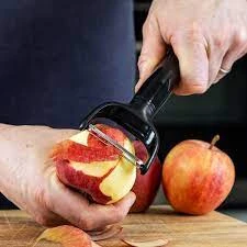 KitchenAid Dunschiller Classic 18 Cm - Zwart 6 KitchenAid Dunschiller Classic 18 Cm - Zwart - Afbeelding 4