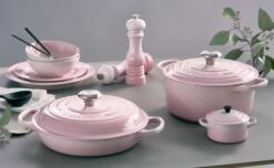 Le Creuset Braadpan Signature - Campagnard - Shell Pink - ø 26 Cm / 2.2 Liter -Keukengerei Korting Winkel le creuset shell pink sfeerbeeld