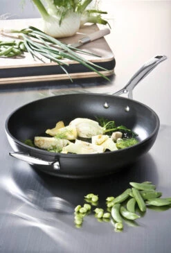 Le Creuset Sauteerpan Les Forgées TNS - ø 30 Cm / 3.7 Liter - Standaard Anti-aanbaklaag -Keukengerei Korting Winkel le creuset sauteerpan 28cm eten