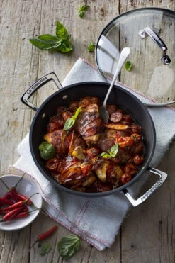 Le Creuset Hapjespan Met Deksel - Les Forgées TNS - ø 24 Cm / 2.3 Liter - Standaard Anti-aanbaklaag -Keukengerei Korting Winkel le creuset sauteerpan met deksel 24cm sfeer2