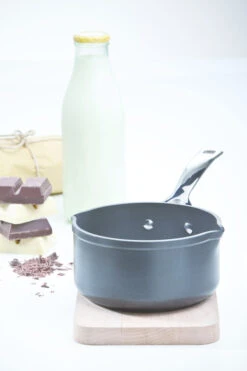 Le Creuset Steelpan - 2 Schenktuiten - Les Forgées TNS - ø 16 Cm / 1.6 Liter - Standaard Anti-aanbaklaag -Keukengerei Korting Winkel le creuset steelpan 16cm sfeer