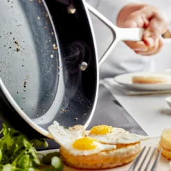 Demeyere Koekenpannen Alu Pro 5 - Ceraforce - ø 24 + 28 Cm - Keramische Anti-aanbaklaag -Keukengerei Korting Winkel pdp masonry content demeyere alu pro cera 5 pan ceraforce 750x750