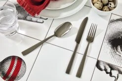 Sambonet Bestekset Flat - Zwart - 24 Delig / 6 Personen 10 Sambonet Bestekset Flat - Zwart - 24 Delig / 6 Personen -Keukengerei Korting Winkel sambonet bestekset flat zwart sfeer2