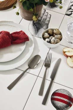 Sambonet Bestekset Flat - Zwart - 24 Delig / 6 Personen 11 Sambonet Bestekset Flat - Zwart - 24 Delig / 6 Personen -Keukengerei Korting Winkel sambonet bestekset flat zwart sfeer3