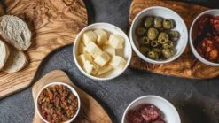 Jay Hill Serveerplank Tunea Olijfhout Schors 29 - 31 Cm -Keukengerei Korting Winkel tunea 21 1 2