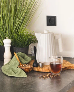 Alessi Waterkoker Plissé - Droogkookbeveiliging - Wit - Michele De Lucchi - 1 Liter - MDL06/1 W 11 Alessi Waterkoker Plissé - Droogkookbeveiliging - Wit - Michele De Lucchi - 1 Liter - MDL06/1 W -Keukengerei Korting Winkel waterkoker klein 1